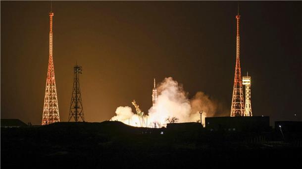 Raumfähre holt russisch-amerikanische Crew ab Als Ersatz für eine beschädigte Raumfähre ist eine unbemannte Sojus-Kapsel zur ISS gestartet.