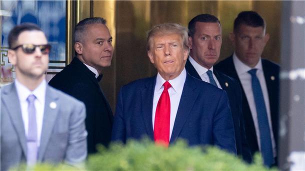 Ex-Präsident vor Gericht - Anklage in 34 Punkten gegen Trump Als erster Ex-Präsident in der Geschichte der USA muss sich Donald Trump in einem Strafverfahren verantworten. Hier verlässt er gerade den Trump Tower in New York.
