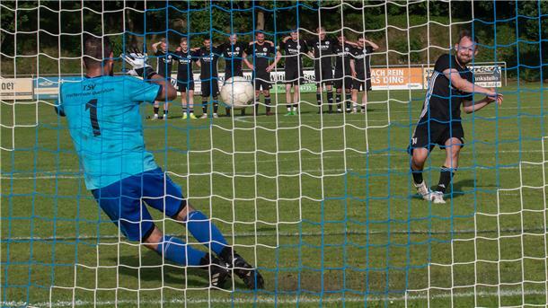 Hitze, Herz und Elfmeter: TSV verliert spannendes Relegationsspiel Ein Mann will den Ball fangen, den ein anderer Mann schießt.
