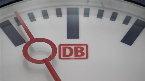 Pünktlichkeit im Bahnfernverkehr lässt etwas nach Als für die Pünktlichkeit besonders schwierige Zeit stellte sich in den vergangenen beiden Jahren vor allem der Sommer heraus.
