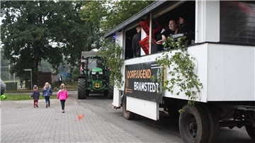 Als Höhepunkt der 950-Jahrfeier fuhr der Festumzug durch Bramstedt. 