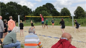 Als im Juli 2022 die ersten Attraktionen wie das Beachvolleyball-Feld in der Schatzgrube Weißenberg eröffnet wurden, hätte wohl niemand damit gerechnet, dass der Unternehmer Jörg Freimuth nur wenige Wochen später die Genehmigung für seine Bauschutt-Deponie in unmittelbarer Nachbarschaft erhalten würde.