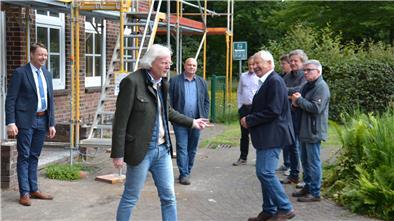 Als Meilenstein bezeichnet Siegried Dierkchen (Mitte) den Umbau des ehemaligen Heeslinger Kindergartens zum „Heeslingen Hus“. 