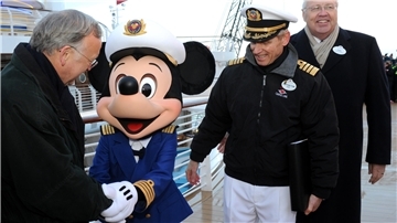 Als Micky Maus zu Gast war: An der Columbuskaje findet 2010 der „Disney Dream“- Flaggenwechsel mit Bernard Meyer, Kapitän Tom Forberg und Karl Holz statt. 