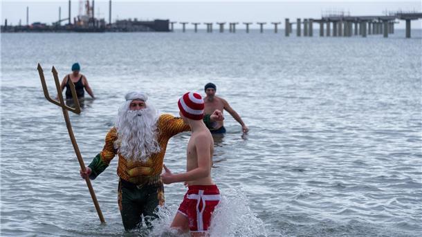 Erst Nordsee, dann Sauna: Neujahrsschwimmen an der Küste Als Neptun verkleidet steigt Tim Bergelt zusammen mit anderen Hobbyschwimmern aus dem 5 Grad kalten Meer, hier die Ostsee.