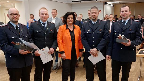 Stadt Geestland: Nachtragshaushalt einstimmig bewilligt Als neue Ortsbrandmeister oder Stellvertreter wurden Dennis Jürgens (von links), Marius Meyer, Christian de Queljoe und Daniel Kaiser von Bürgermeisterin Gabi Kasten vereidigt.
