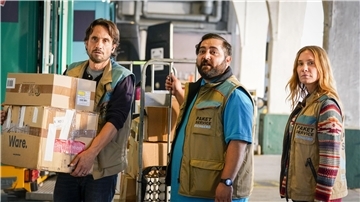 Als Paketbote ist Henry (Oliver Mommsen, links) im Dauerstress. Sein Leben ändert sich, als er im Lotto gewinnt.
