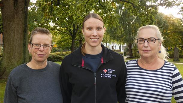Als Schatzmeisterin neu im Vorstand des DRK-Ortsvereins Rhade: Kim Oerding (Mitte) neben ihrer Mutter und Ortsvereinsvorsitzenden Claudia Oerding (links) sowie der für weitere drei Jahre im Amt bestätigten stellvertretenden Vorsitzenden Monika Oberhaus-Hink. 