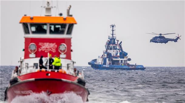 „Nicht alltäglich“: Große Notfall-Übung mit Kreuzfahrtschiff Als Teil der Übung wurden Spezial-Teams mehrerer Feuerwehren von einem Hubschrauber auf Hilfsschiffe abgeseilt und zum Kreuzfahrtschiff „Mein Schiff 7“ gebracht.