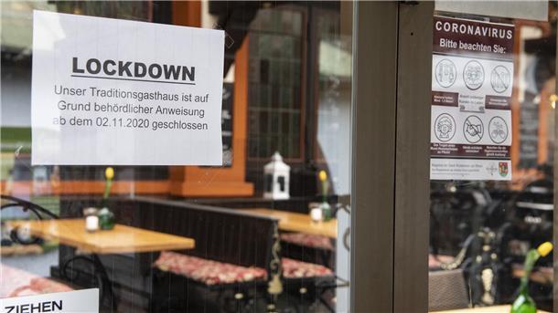 Corona-Hilfen in Bremerhaven: Wer sich nicht meldet, muss alles zurückzahlen Schaufenster mit Schild, auf dem Lockdown steht.