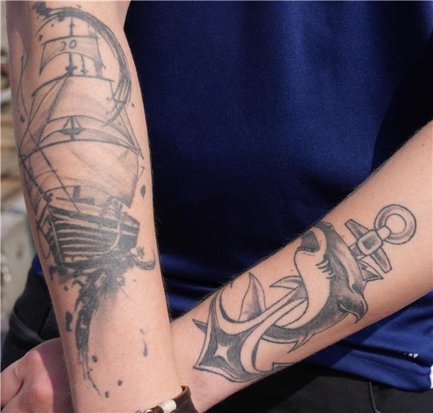 Also, wenn das nicht maritime Tattoos sind! Dieser junge Mann aus Vahr kombiniert einen Hai samt Anker mit einem Schiff.