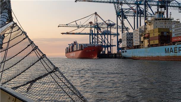 So magisch fotografieren unsere Influencer die Maritimen Tage Alt und neu: Der Bugspriet der „Zuiderzee“ vor zwei Containerriesen am Containerterminal.