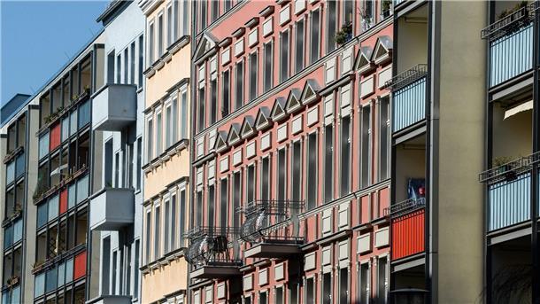Jeder dritte Wohnhaushalt bei Mietkosten überfordert Alt- und Neubauten im Berliner Bezirk Friedrichshain.