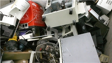 Alte Computer und sonstiger Elektroschrott liegen in einem Container zur Abfallentsorgung. (Illustration)