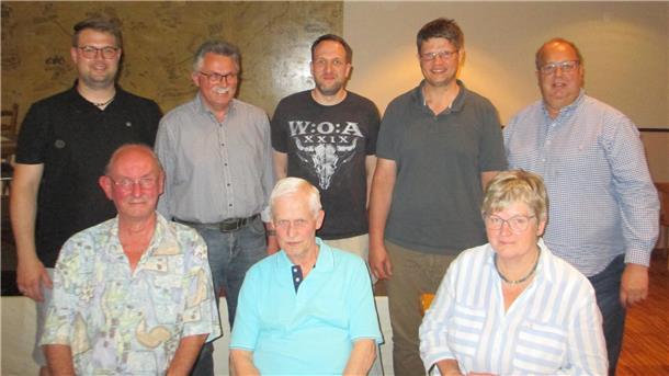 Schwere Zeiten für Kegler im Landkreis Rotenburg: Es werden immer weniger Gruppenbild mit sieben Männern und einer Frau, die in zwei Reihen stehen.