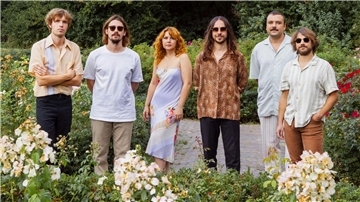 Altin Gün haben die neuen Songs fast live eingespielt.