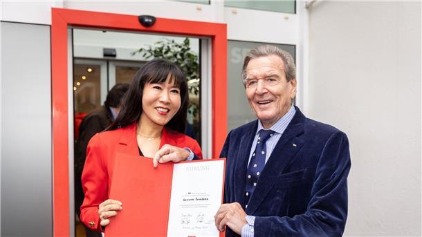 60 Jahre in der SPD: Schröder gut gelaunt bei Ehrung Altkanzler Gerhard Schröder wurde für 60 Jahre Parteimitgliedschaft geehrt. Seine Frau So-yeon Schröder-Kim begleitete ihn nach Hannover.