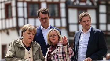 Altkanzlerin Angela Merkel (l-r), NRW-Ministerpräsident Hendrik Wüst, Bürgermeisterin Sabine Preiser-Marian und Landrat Markus Ramers in Bad Münstereifel.