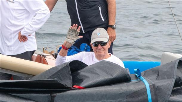 König Felipe und Juan Carlos gehen segeln - getrennt Altkönig Juan Carlos (m) macht Urlaub in Spanien.