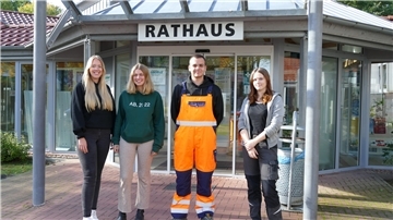 junge Menschen vor dem Rathaus 