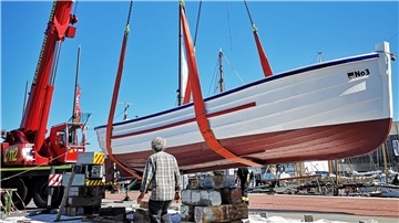 Am 1. April war das Börteboot aus der Werft in Bederkesa zum Neuen Hafen gebracht worden. An Land hatten die Mitglieder noch Arbeiten erledigt. Dann ging es am Montagfrüh zurück an die Steganlage im Neuen Hafen.