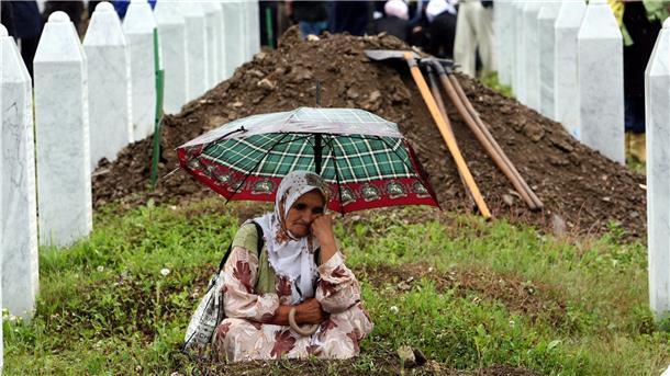 Am 11. Juli 1995 begannen bosnisch-serbische Truppen mit der Erstürmung Srebrenicas: Wie hier 2009 werden noch immer Opfer von damals beigesetzt, deren Überreste in Massengräbern gefunden wurden. 