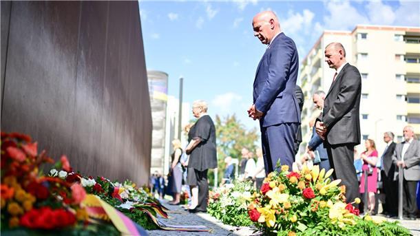 Am 13. August 1961 begann der Bau der Berliner Mauer - daran erinnerte ein Gedenkakt an der Bernauer Straße.