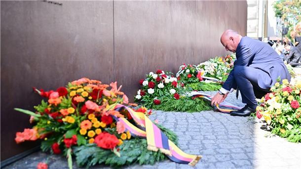 Am 13. August 1961 begann der Bau der Berliner Mauer. Der Regierende Bürgermeister Wegner legte einen Kranz zur Erinnerung nieder.