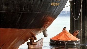 Am 13. Oktober 1980 begannen Aktivisten in Blexen mit der Blockade des Säuretankers „Kronos“. Diese Aktion war die Geburtsstunde von Greenpeace Deutschland. Rechts im Bild Harald Zindler, der zusammen mit der späteren niedersächsischen Umweltministerin Monika Griefahn in den ersten Jahren Kopf von Greenpeace Deutschland war.