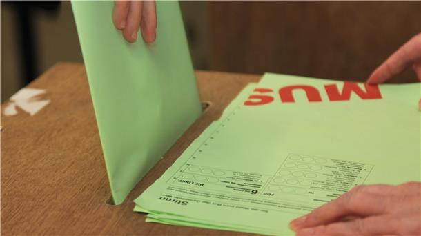 Wahlgang an der Urne.