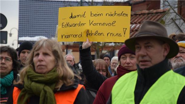 Am 20. Februar wurde Familie Hassun aus Eckwarden nach Portugal abgeschoben. Die Hassuns wollen zurück nach Butjadingen. Viele Menschen in der Gemeinde setzen sich für sie ein, so wie bei der Mahnwache am 12. März.