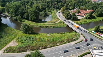 Am 22. August 2025 startet die Verkehrssicherung für die notwendigen Erdbauarbeiten im Bereich der Ostebrücke in Bremervörde. Es wird die Zufahrtsrampe zur neuen Brücke hergestellt. Dafür ist es erforderlich, den südlich der B 71 liegenden Teich teilweise zu verfüllen.