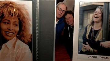 Bobby und Luffy zwischen zwei Postern von Tina Turner und Janis Joplin