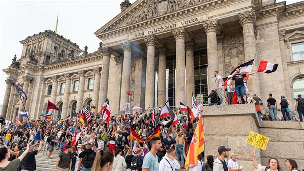 Am 29. August 2020 stürmten Teilnehmer einer Kundgebung gegen die Corona-Maßnahmen die Treppe vor dem Reichstagsgebäude.