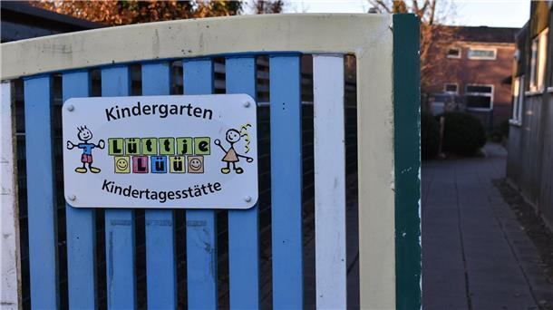 Kindertagesstätte „Lüttje Lüü“ in Schwei feiert ihr 30-jähriges Bestehen  Das Foto zeigt den Kita-Eingfang.
