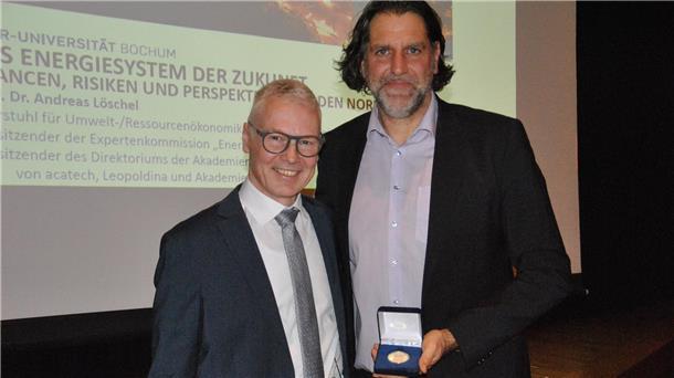 Am 34. Zevener Gespräch nahmen rund 80 geladene Gäste aus Politik und Wirtschaft teil. Prof. Dr. Andreas Löschel (rechts) hielt einen Vortrag zum „Energiesystem der Zukunft“. Zum Dank überreichte ihm Bürgermeister Jens Petersen die Zevener Münze.