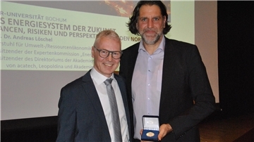 Am 34. Zevener Gespräch nahmen rund 80 geladene Gäste aus Politik und Wirtschaft teil. Prof. Dr. Andreas Löschel (rechts) hielt einen Vortrag zum „Energiesystem der Zukunft“. Zum Dank überreichte ihm Bürgermeister Jens Petersen die Zevener Münze.