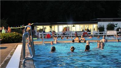 Gratis Kino und Schwimmspaß im Hepstedter Ummelbad Frauen und Männer schwimmen im Hepsteder Freibad.