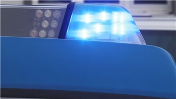 Blaulicht der Polizei. Am Alten Hafen endete die Flucht eines Ladendiebs mit 22 T-Shirts. Sicherheitskräfte hielten den Mann bis zum Eintreffen der Bremerhavener Polizei fest.