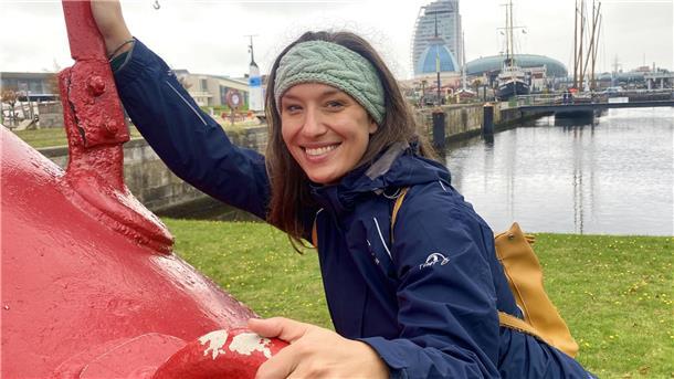 Am Alten und Neuen Hafen, gleich hinter dem Bremerhavener Stadttheater, fühlt sich Meredith Hoffmann-Thomson wohl. Hier joggt sie zur Entspannung oder geht mit ihrem kleinen Sohn und ihrem Mann auf Pioniertour, wenn sie aus Salzburg zu Besuch kommen.