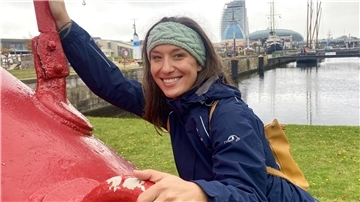 Am Alten und Neuen Hafen, gleich hinter dem Bremerhavener Stadttheater, fühlt sich Meredith Hoffmann-Thomson wohl. Hier joggt sie zur Entspannung oder geht mit ihrem kleinen Sohn und ihrem Mann auf Pioniertour, wenn sie aus Salzburg zu Besuch kommen.