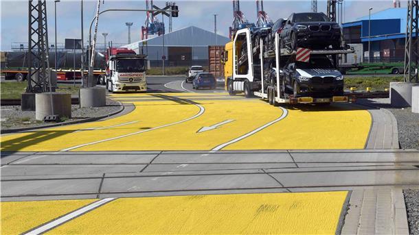 Am Amerikaring hat Bremenports die Fahrbahn rapsgelb besprühen lassen, damit Autotransporter die Gleise der Hafenbahn nicht blockieren.