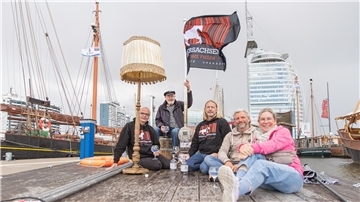 Am Anleger der Schiffergilde: Karsten Gantzer (links), Toni von Häfen, Jorma Biernath sowie Dieter und Tanja Blum.