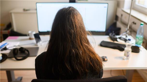 Umfrage: Krisenfester Job und gutes Gehalt am wichtigsten Am Arbeitsplatz sind nach einer neuen Umfrage Jobsicherheit und gutes Gehalt für viele Menschen weit wichtiger als Zusatzleistungen der Firma oder die Sinnhaftigkeit der Arbeit. (Symbolbild)