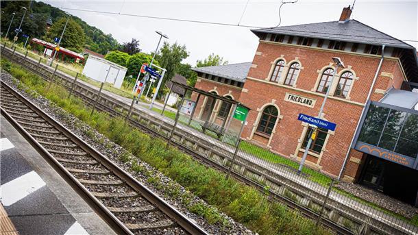 Tod einer 16-Jährigen: Ministerien berichten im Landtag Am Bahnhof Friedland ist eine 16-Jährige mutmaßlich in den Tod gestoßen worden. (Archivbild)