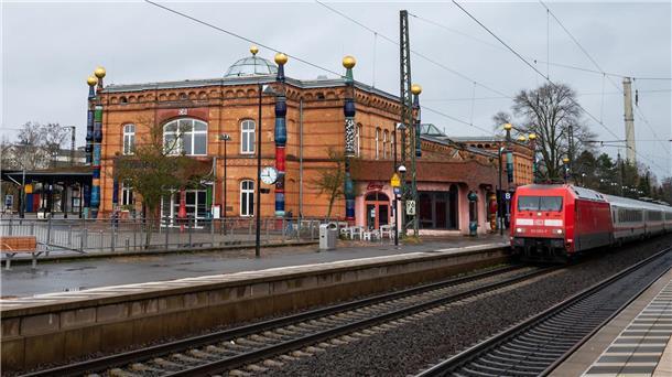 Baby fährt alleine Zug – zwei Frauen kümmern sich Am Bahnhof Uelzen hat die Mutter ihre einjährige Tochter wieder in den Arm nehmen können. (Symbolbild)