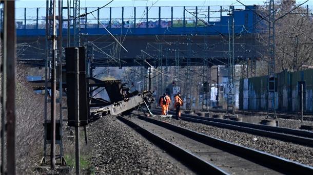 Zwei wichtige Bahnstrecken gesperrt - weite Umleitungen Am Bahnhof Wuppertal-Langerfeld ist ein Güterwaggon aus den Gleisen gesprungen.