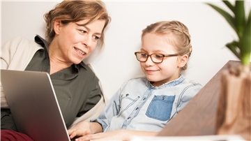 Am besten legen Eltern gemeinsam mit ihren Kindern die Einstellungen fest, mit denen der Nachwuchs ein Videoportal im Internet nutzen darf.
