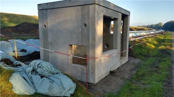 Am Böschungsfuß des Deponiekörpers wurde der aus Betonfertigteilen bestehende Rohbau der Gassammelstation errichtet.