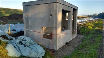 Am Böschungsfuß des Deponiekörpers wurde der aus Betonfertigteilen bestehende Rohbau der Gassammelstation errichtet.